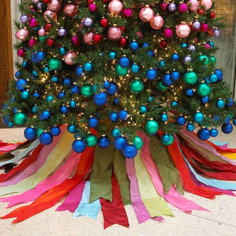 Radiant Ribbon Christmas Tree Skirt Unusual Christmas Trees, Diy Christmas Tree Skirt, Christmas Colour Schemes, Amazing Christmas Trees, Christmas Tree Decorating Ideas, Tree Decorating Ideas, Christmas Tree Skirts, Deco Originale, Christmas Tree Decorating