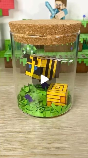 Miricraft on Instagram: "Haciendo la abeja de Minecraft en un tarro de cristal #casero #minecraft #paper #papercraft #diy #manualidades" Paper Minecraft Papercraft, Bee Minecraft, Minecraft Paper, Minecraft Diy Crafts, Minecraft Bee, Minecraft Papercraft, Minecraft Diy, The Olsen Twins, Diy Minecraft