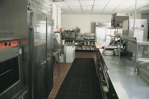 The cost of a commercial kitchen for a small business usually starts at about $15,000. However, there are ways to reduce this cost. Small Commercial Kitchen Design, Commercial Kitchen Layout, Small Commercial Kitchen, Restaurant Kitchen Equipment, Commercial Kitchen Design, Starting A Restaurant, Home Bakery Business, Kitchen Cost, Commercial Kitchen Equipment