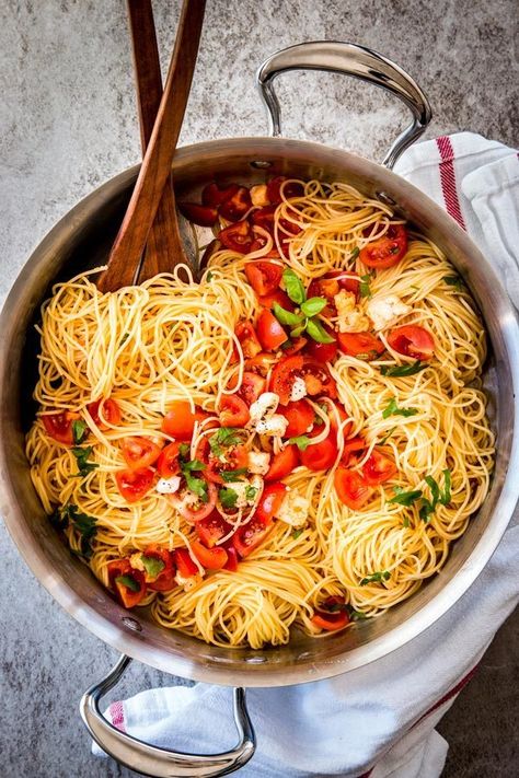 15 Minute Caprese Pasta Easy Fast Healthy Dinner Recipes, Caprese Pasta Recipe, Basil Pasta Recipes, Garlic In Olive Oil, Pasta With Tomatoes, Tomatoes Mozzarella, Tomato Basil Pasta, Caprese Pasta, Fast Dinner Recipes