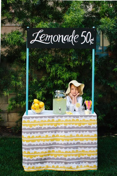 Cardboard Lemonade Stand, Crafts To Make And Sell Unique, Diy Lemonade Stand, Diy Wedding Food, Diy Lemonade, Craft Room Organization Diy, Lemonade Stands, Diy Porch Decor, Diy Mason Jar Crafts