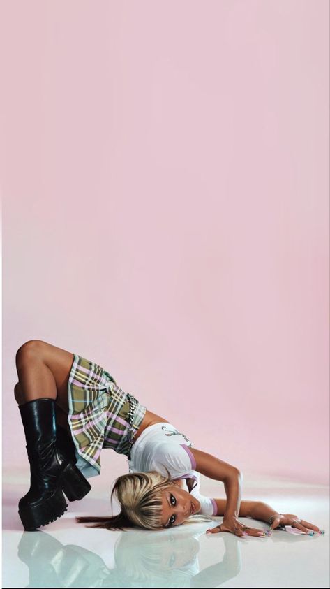 doja cat for heaven by marc jacobs Pose Wallpaper, Heaven By Marc Jacobs, Video Collage, Celebrity Selfies, Cat Pose, Photoshoot Themes, Cat Icon, Indie Pop Music, Female Rappers