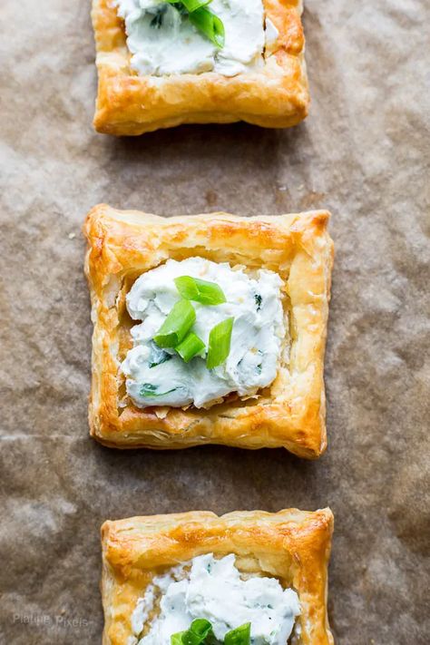 Easy party or holiday appetizer with Creamy Blue Cheese Puff Pastry Squares. Cream cheese, blue cheese, green onion and parsley create a cheesey topping over buttery, flaky puff pastry crust. - www.platingpixels.com Blue Cheese Puff Pastry, Pumpkin Cheese Ball Recipe, Puff Pastry Apple Pie, Puff Pastry Squares, Pastry Squares, Puff Pastry Appetizers, Puff Pastry Crust, Platter Ideas, Cheese Puff