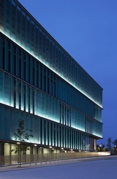 New Science Building by Sheppard Robson / Hertfordshire International College, Hatfield AL10 9AB, United Kingdom Building Lighting, Science Building, Exterior Lighting Design, University Of Hertfordshire, Guiyang, Architectural Lighting Design, Cladding Systems, Facade Lighting, Light Building