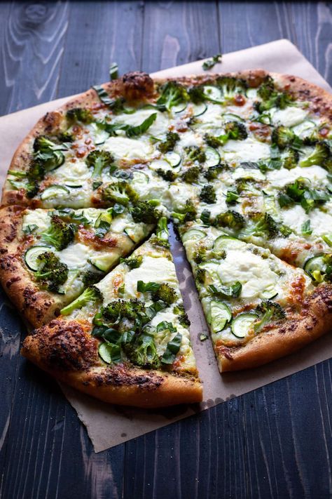 Fresh Mozzarella Pizza, Vegetable Pesto, Ham And Pineapple Pizza, Perfect Homemade Pizza, Green Pizza, Pizza Easy, Party Pizza, Mozzarella Pizza, Savory Treats