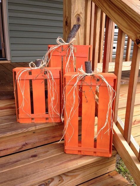 DIY Wood Crate Pumpkins- what a cute fall/ halloween decoration for outside on the steps! #diy #diywoodprojects #woodcrateprojects #woodsecor #woodcratedecor #fall #falldecor #pumpkindecor #craftymorning Halloween Palette, Pallet Halloween, Homemade Halloween Decorations, Adornos Halloween, Halloween Tattoo, Fall Deco, Diy Holz, Homemade Halloween, Friday Night Lights