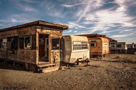 Not even the golden afternoon sun going down can bring new life into these old shacks. Shutterbug reports that these sit upon the edge of the Salton Sea; as deceiving as the name sounds, the Salton Sea is actually a lake located in California. While it may have featured a prime view of the beautiful lake and landscape, there's no one here anymore to enjoy it. Salton Sea California, Bombay Beach, Beach Community, Abandoned Mine, Slab City, Oasis Springs, Salton Sea, Road Photography, Mobile Home Parks