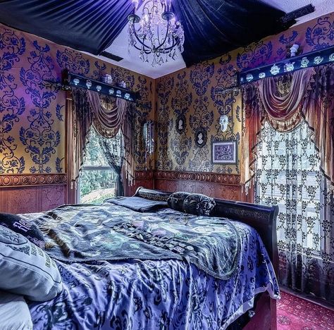 Haunted Mansion Bedroom Ideas, Haunted Mansion Room Ideas, Haunted Mansion Home Decor, Haunted Mansion Bedroom, Haunted Mansion Room, Haunted Mansion Decor, Mansion Decor, Mansion Rooms, Mansion Bedroom