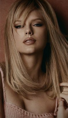 Hair Bangs Inspiration, 70s Hair Bangs, Blonde Side Bangs, Taylor Vogue, Bangs Inspiration, Taylor Swift Photoshoot, Taylor Swift Legs, Jennifer Aniston Hair, Photos Of Taylor Swift