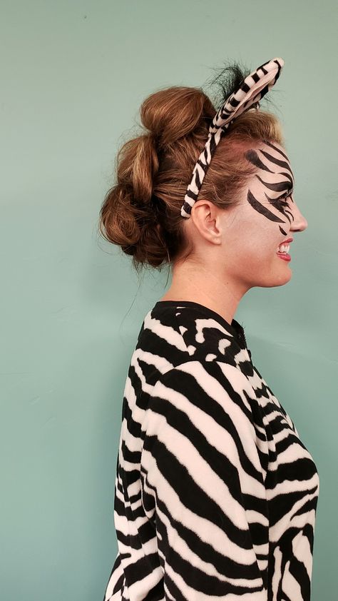 Zebra Costume Hair 2018 Zebra Hairstyle, Zebra Costume Women, Zebra Costume Diy, Zebra Hair, Zebra Costume, Safari Costume, Diy Costumes Women, Zoo Party, Hair 2018