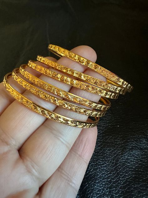 Elegant Gold Jewelry Set, Pakistani Gold Bangles, Indian Bangles Gold Design, Arabic Jewelry Traditional, Asian Gold Jewelry, Gold Hand Jewelry, Bangles Jewelry Designs Gold, Pakistani Gold Jewelry, Pakistani Bangles