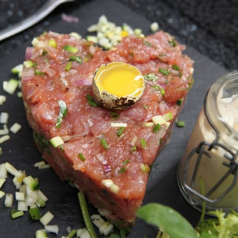 Recette steaks tartare à la crème d’anchois - Marie Claire Steak Tartar, Steak Tartare, Food Style, Low Sugar, Meat Dishes, Raw Vegan, Meatloaf, Fruits And Vegetables, Steak