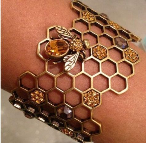 Bee Themed Jewelry, Honey Comb Jewellery, Insect Inspired Jewellery, Bee Themed Clothes, Honeycomb Outfit, Bee Themed Outfit, Alexander Mcqueen Jewelry, Bee Clothes, Honeycomb Bracelet