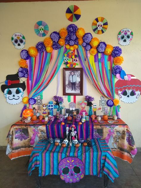 School Ofrenda Ideas, Dia De Los Muertos Decorations Ideas Party, Classroom Ofrenda, Ofrendas Ideas, Diy Dia De Los Muertos Decorations Ideas, Decoracion Hallowen Ideas, Ofrenda Altar, Dia De Los Muertos Party Ideas, Mexican Theme Party Decorations