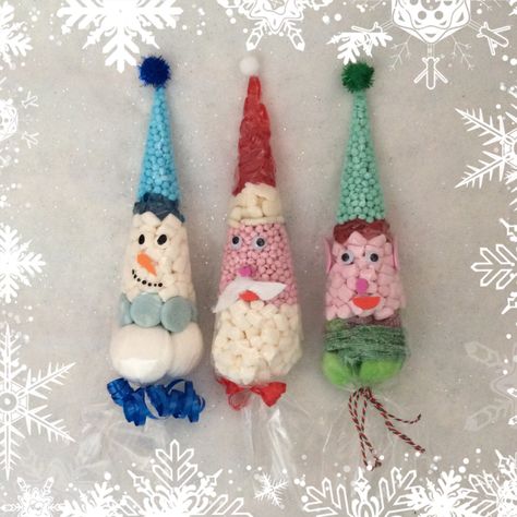 Christmas Sweet Bags Ideas, Sweet Cones Christmas, Christmas Sweet Cones Ideas, Christmas Sweet Ideas To Sell, Cheap And Easy Christmas Gifts, Cool Christmas Crafts, Cocoa Cones, Christmas Sweet Cones, Christmas Fayre Ideas