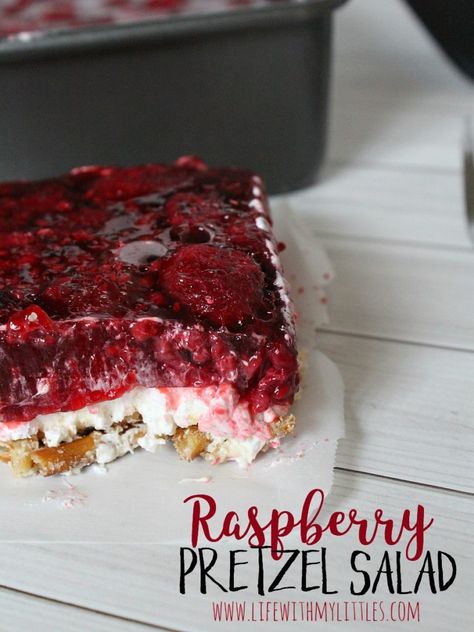 Pretzel Salad Dessert, Raspberry Pretzel Salad, Raffaello Dessert, Raspberry Recipes Dessert, Raspberry Salad, Perfect Christmas Dessert, Jello Salads, Coconut Dessert, Raspberry Desserts