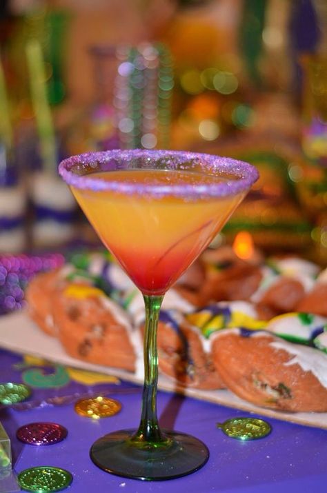 Hurricane mardi gras martini Marti Gra, Mardi Gras Cocktails, Mardi Gras Drinks, Nola Recipes, Mardi Grad, Boil Recipes, Mardi Gras Party Decorations, Madi Gras, King Cakes