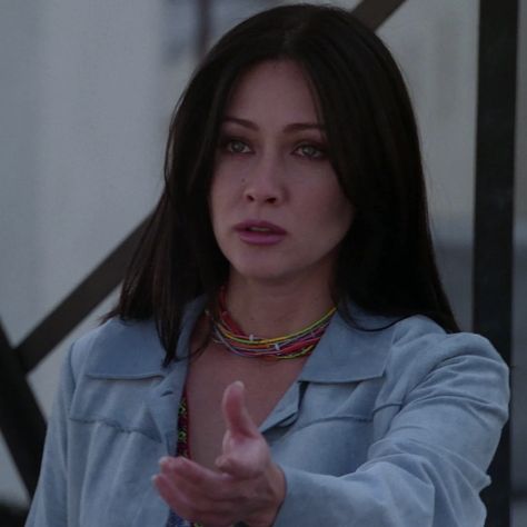 #shannendoherty #witchythings Prue Halliwell Icon, Prue Charmed, Charmed Prue, Phoebe And Cole, 90s Teen Fashion, Prue Halliwell, Shannon Doherty, Charmed 1998, School Beauty