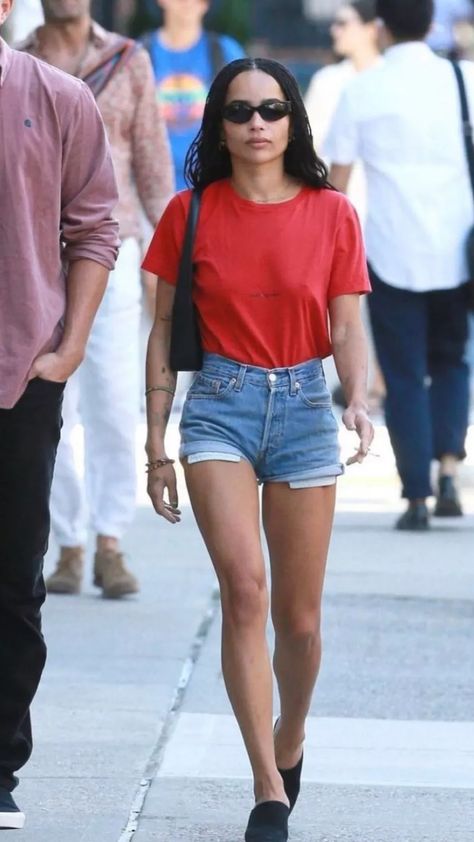 Denim Shorts Outfit Summer Casual, Outfit Basics, Basics Outfit, Denim Shorts Outfit Summer, Zoe Kravitz Style, Jean Shorts Outfit, Cool Girl Outfits, Jean Short Outfits, Denim Shorts Outfit