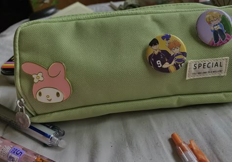 Vintage Stationary Supplies, Pencilcase School Aesthetic, Hello Kitty School Supplies, School Bag Essentials, Bag For School, Study Stationery, Pen Bag, Handbag Essentials, Stationary School