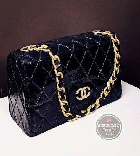 Classic Chanel Patent Leather Bag Cake #chanelbagcake #chanelflapbag #chanelcakes #chanelpursecake #chanelbackbag #pursecakes #customcakes #torontocakes #specialtycakes #markhamcakes www.instagram.com/sumptuoustreats Chanel Purse Cake, Chanel Bag Cake, 21st Bday Cake, Bag Cakes, Purse Cakes, Anna Cake, Chanel Cake, Sushi Cake, 40th Cake