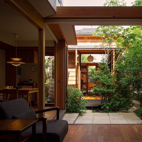 Japanese Interiors on Instagram: "Contemporary Japanese home with main residence and annex facing each other across a courtyard garden by Sato Fuse Architects in Tokyo…" House In Landscape, Architect Vibes, Japandi Architecture, Japanese Courtyard, Tropical Interior Design, Japanese Home, Japanese Interiors, Modern Architecture Design, Courtyard House