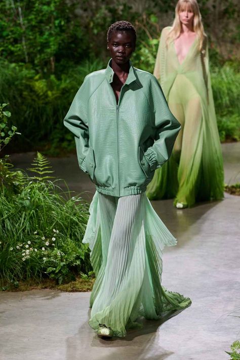 Spring 2025 Runway, Gucci Outfits Women Fashion, Ss25 Runway, Gucci Outfits Women, Gucci Cruise, Gucci Runway, Trends 2025, Cruise Fashion, Monochromatic Fashion