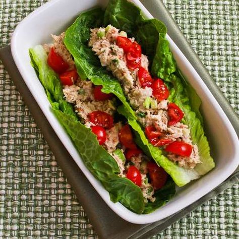 Recipe for Tuna Salad Lettuce Wraps with Capers and Tomatoes Tuna Salad Lettuce Wraps, Tuna Salad Lettuce, No Heat Lunch, Salad Lettuce, Tuna Salad Recipe, South Beach Diet, Tuna Recipes, Tuna Salad, Lettuce Wraps