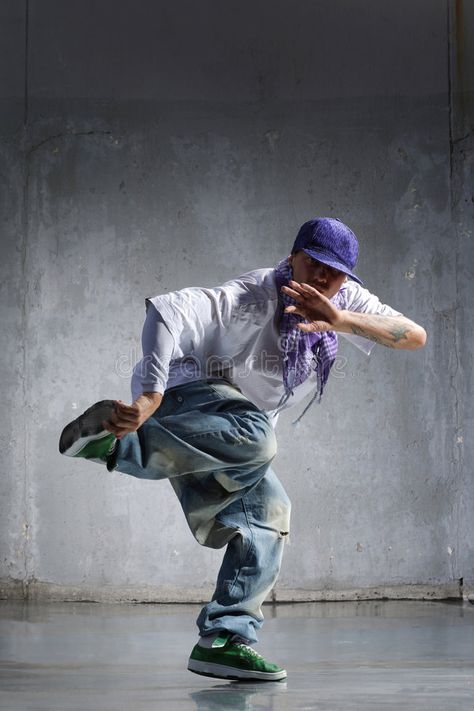 Break Dance Photography, Dancer Aesthetic Hip Hop, Insane Poses, Hip Hop Dance Poses, Hip Hop Photoshoot, Hiphop Dancer, Look Hip Hop, Street Dancing, Male Portrait Poses