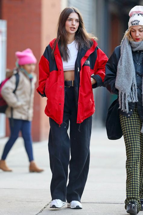 Emily Ratajkowski Style Windbreaker Outfit Casual, Red Jacket Outfit, Red Rain Jacket, Windbreaker Outfit, Emily Ratajkowski Style, Japan Outfits, Red Windbreaker, Outfit 90s, 90s Fashion Outfits