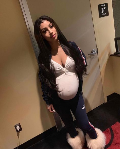 Follow: @Tropic_M for more ❄️ Instagram:@glizzypostedthat💋 Pregnant Latina, Pregnant Goals, Big Pregnant, Pregnancy Goals, Teen Pregnancy, Pretty Pregnant, Mommy Outfits, Mommy Goals, Baby Momma