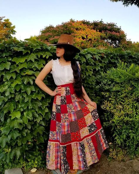 Patchwork Skirt Outfits - 34 Ways to Wear Patchwork Skirts Patchwork Skirt Outfit, Outfits With Denim Skirt, Upcycle Clothes Ideas, Patch Work Dress, Quilt Fashion, Refashioning Clothes, Cute Lace Dresses, Patchwork Skirts, Bohemian Vests