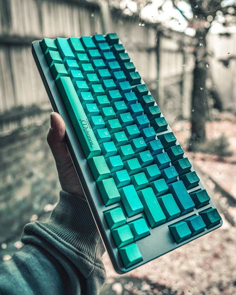 Cool Keyboards, Fancy Keyboard, Keyboard Ideas, Male Office Decor, Custom Keyboard, Computer Gadgets, Computer Set, Custom Consoles, Tech Aesthetic