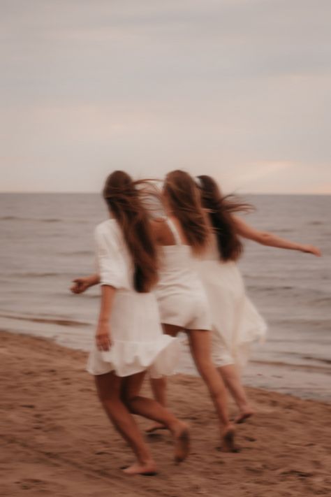 Summer Photoshoot Beach, Sunrise Beach Photoshoot Friends, Girl Friends Photoshooting Ideas, Beach Fall Photoshoot, Beach Aesthetic Family, Beach Friends Photos, Beach Photo With Friends, Motion Pictures Aesthetic, Sisters Beach Photoshoot