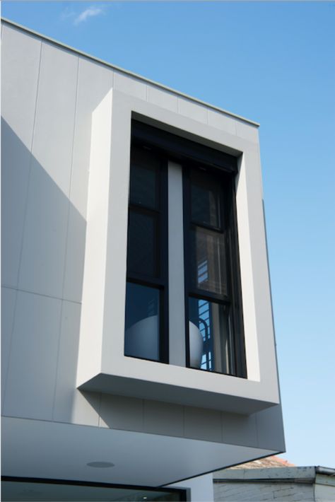 Sharp eluding external bathroom window with sleek white and black finishes! @builtbyus teach us the two modernist design rules to live by: 1. Clean lines ✔ 2. Monochromatic colour palette ✔ Axon Cladding, Minimalist Exterior, Modern Window Design, Dark Window, Unique Window, House Cladding, James Hardie, Window Trim Exterior, Bathroom Window