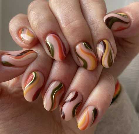 Stylish Nails Autumn, Fall Squiggle Nails, Fall Swirl Nails, Autumn Nails 2022 Trends, Nails Design Ideas Simple, Autumn Nail Ideas Fall, Nails Aesthetic Autumn, Fall Nails Simple Short, Nails 2022 Autumn