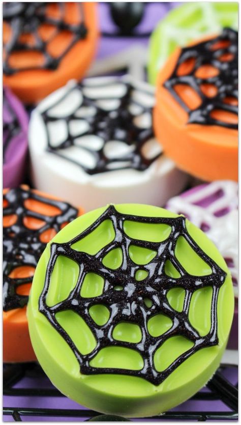 Spider Web Cookies, Fun Halloween Party Food, Spooky Halloween Desserts, Halloween Oreos, Halloween Cookies Decorated, Oreo Recipes, Halloween Appetizers, Masks Diy, Halloween Recipe