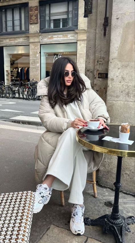 Stylish Jeans Outfit, Denise Mercedes, Famous On Instagram, Formal Smart Casual, Pictures People, Nyc Outfits, Makeup Outfit, Winter Outfits Warm, Elegant Outfit Classy