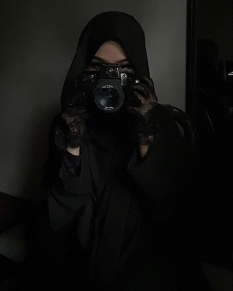 Hijabi Black Aesthetic, Gothic Hijab, Mysterious Girl Aesthetic, Nazeera Ibrahim, Girls Veiled, Aesthetic Feminine, Tattoos Aesthetic, Black Hijab, Hijabi Fits