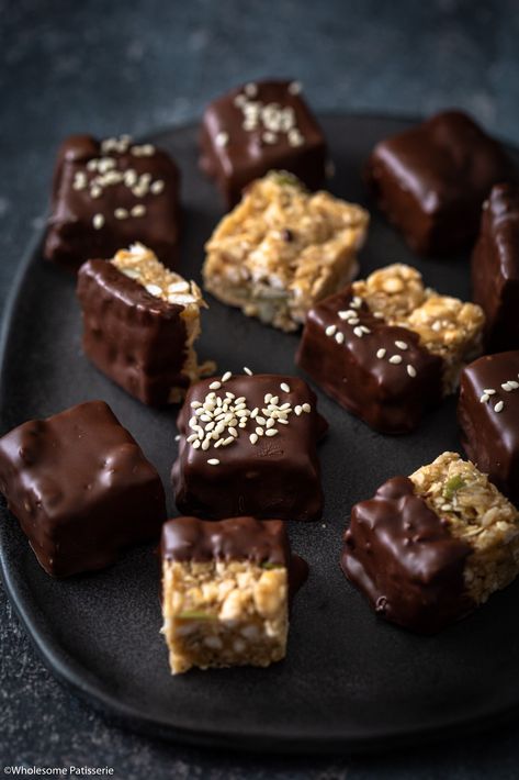 Sesame Chocolate, Rice Puffs, Granola Chocolate, Dark Chocolate Recipes, Granola Bites, Granola Recipe Bars, Chewy Granola, Homemade Granola Bars, Chocolate Bites