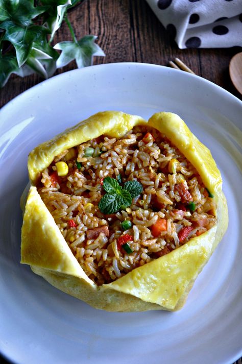 Egg Crepe Rice Parcel 蛋皮包饭 - Eat What Tonight Rice Plating, Egg Crepe, Fresh Food Packaging, Chicken Crepes, Food Set Up, Gourmet Food Plating, Fruit Platter Designs, 30 Min Meals, Thai Street Food