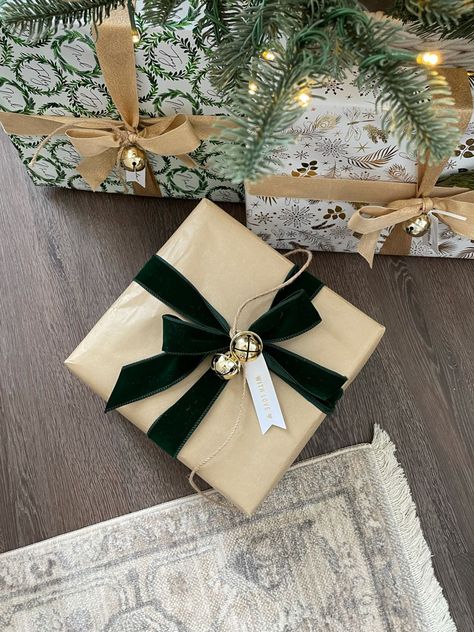 Green Ribbon Christmas Wrapping, Velvet Ribbon Present, Christmas Wrapping Ideas Velvet Ribbon, Christmas Wrapping With Bells, Velvet Ribbon Gift Wrapping, Christmas Wrapping With Velvet Ribbon, Traditional Christmas Gift Wrapping, Green Velvet Ribbon Christmas Wrapping, Christmas Wrapping Velvet Ribbon