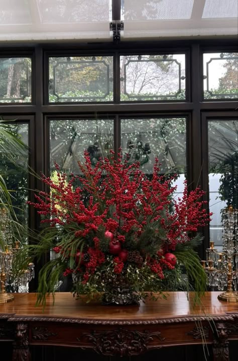 Christmas Floral Centrepiece, Modern Holiday Floral Arrangements, Large Christmas Floral Arrangements, Christmas Decor Ideas Garland, Diy Christmas Garland Outdoor, Christmas Table Centrepieces, Christmas Garland Outdoor, Entryway Christmas Decorations, Garland Diy Christmas