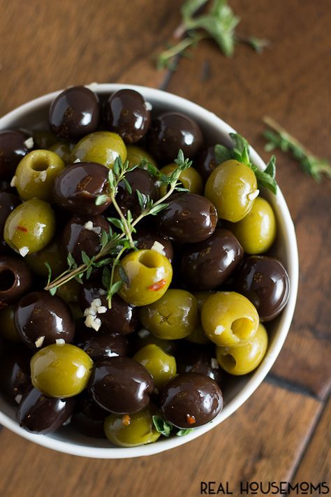 Marinated Black Olives, Antipasto Recipes, Olive Bar, Marinated Olives, Olive Recipes, Herbal Teas Recipes, Green Olives, Pasta Salad Recipes, Savoury Dishes