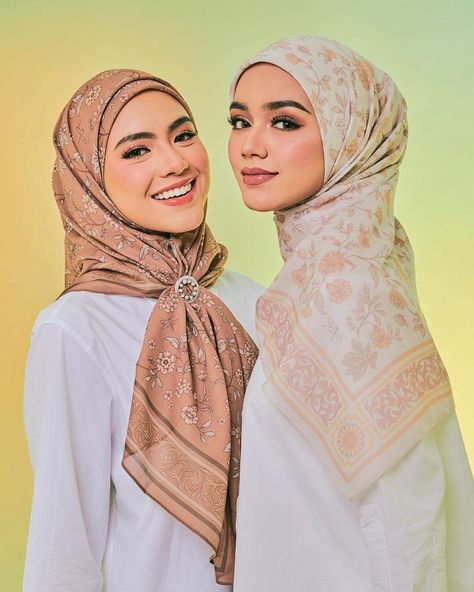 Hijab Scarf Design, Hijab Catalog, Hijab Photoshoot, Hampers Ideas, Site Banner, Print Scarf Design, Hijab Model, Scarf Ideas, Pose Model