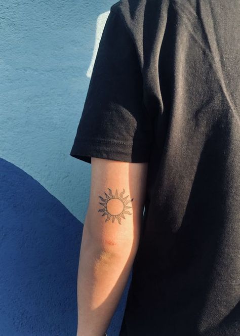 Back Tattoo Sun, Sun Tattoo Back, Sun Tattoo Men, A Tattoo Designs, Tattoo Sun And Moon, Half Sun Tattoo, Tattoo Back Of Neck, Tattoo Sun, Half Sun