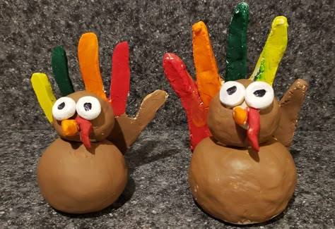 DIY Air Dry Clay Turkey Handprint Craft Clay Turkey For Kids, Clay Turkey Sculpture, Air Dry Clay Turkey, Air Dry Clay Thanksgiving, Thanksgiving Clay Projects, Clay Thanksgiving Crafts, Thanksgiving Pottery Ideas, Fall Clay Crafts, Air Dry Clay Projects For Kids