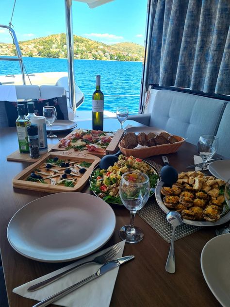 Lunch On A Yacht, Yacht Lunch Aesthetic, Lunch On A Boat, Fancy Party Aesthetic, Dinner On A Yacht, Dinner On A Boat, Boat Lunch, Boat Dinner, Luxury Lunch