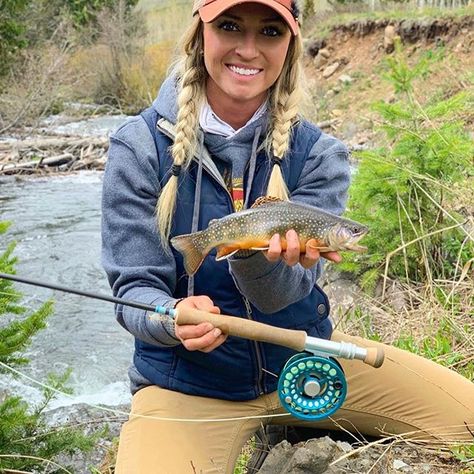 Flyfishing Women, Fly Fishing Girls, Fishing Fashion, Fly Fishing Colorado, Montana Fishing, Female Angler, Fishing Outfit, Fishing Girl, Girls Fishing