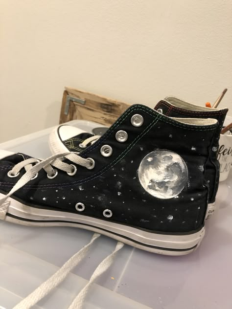 Painted All Star Converse, Converse Cool Design, Painted Converse Black, Painting On Converse High Tops, Painting On Shoes Converse, Diy Painted Converse, Sun Converse, Space Converse, Painting Ideas On Converse